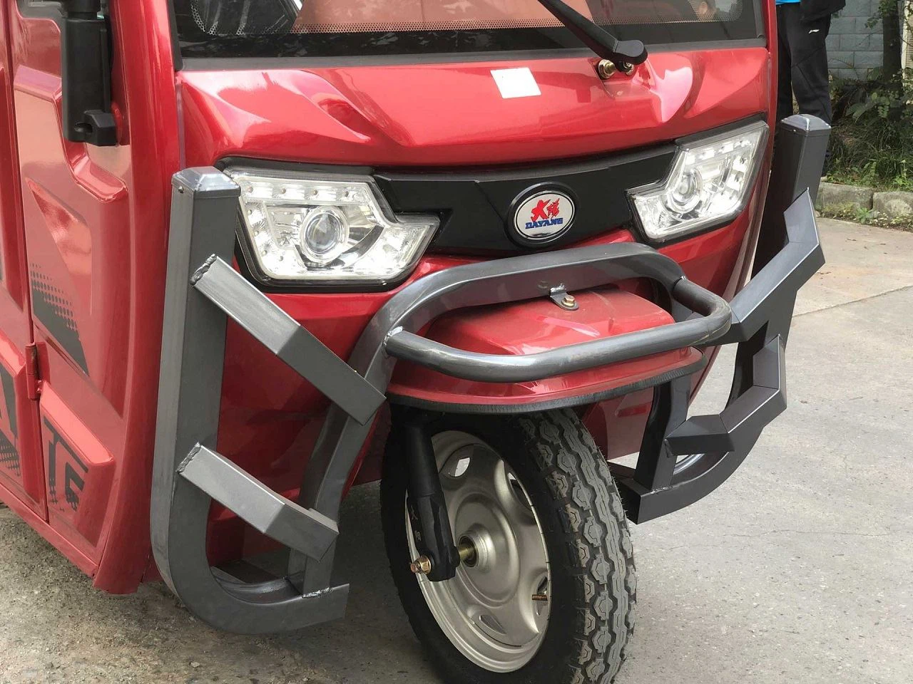Fat wheel Electric tricycle with closed cab